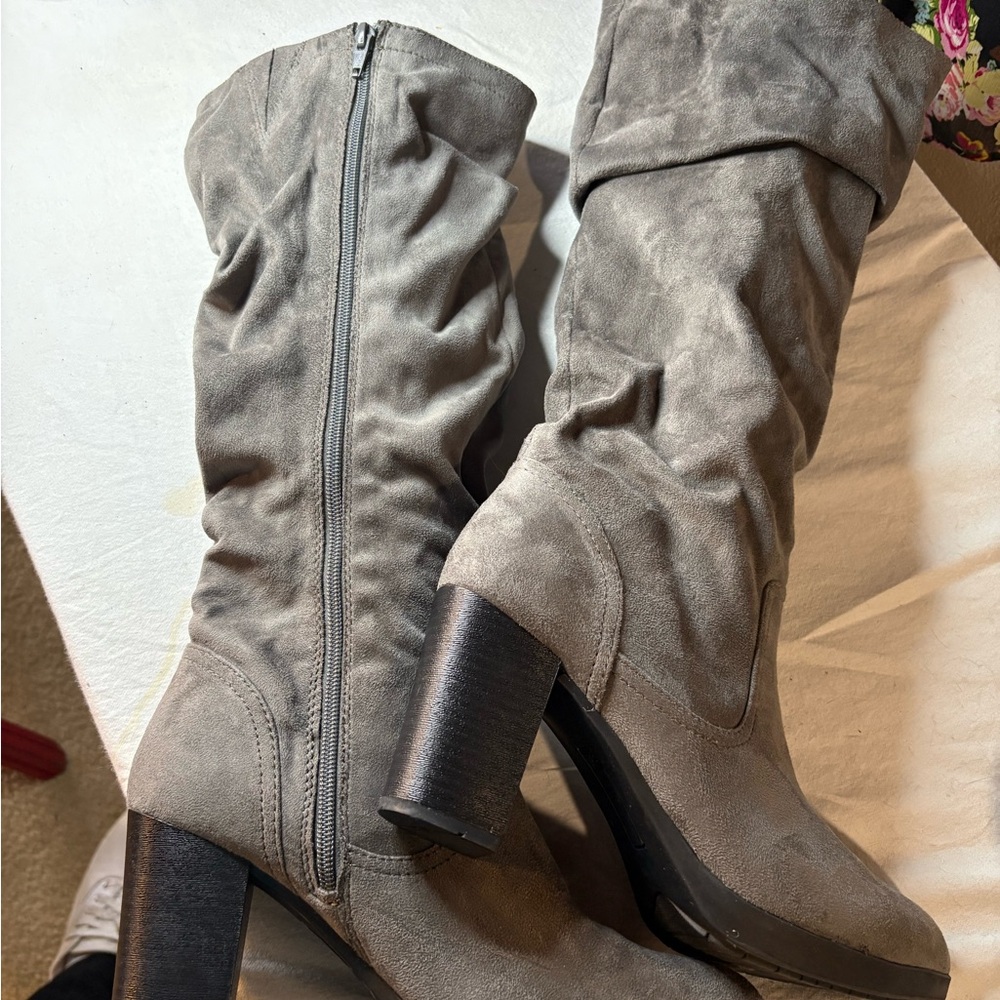 White Mountain Women’s Gray Heeled Boots Sz 9